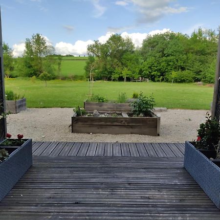 Au Pied Du Lariat Bed and Breakfast Léoville Eksteriør billede